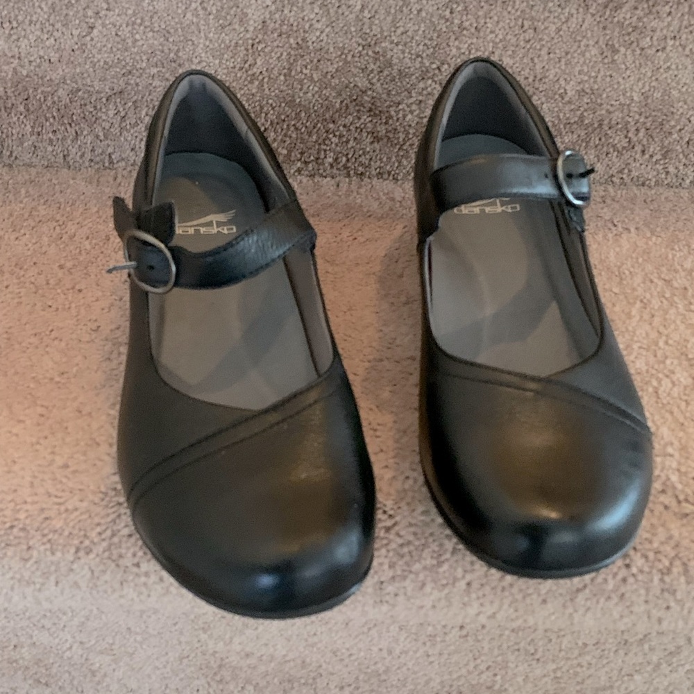 Dansko ladies shoes. Slight wedge, black leather like new !